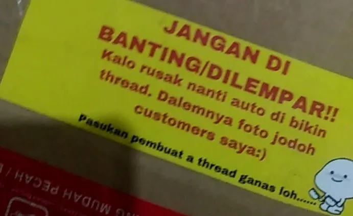 10 Ide Kocak Bungkus Barang Paketan biar Lebih Aman. Kadang Ada Kurir yang Nggak Peduli sih 12
