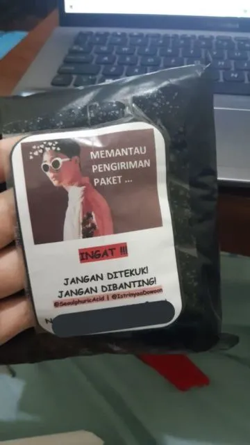 10 Ide Kocak Bungkus Barang Paketan biar Lebih Aman. Kadang Ada Kurir yang Nggak Peduli sih 13