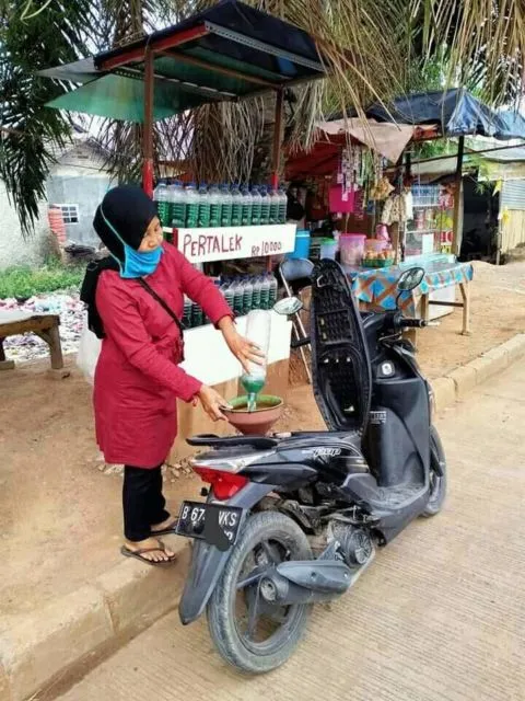 Gagal Paham sama 11 Tulisan Lapak Bensin Eceran ini. Sengaja Dipelesetin biar Kocak atau Gimana sih? 18