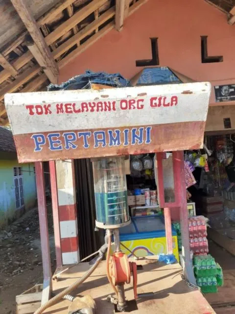 Gagal Paham sama 11 Tulisan Lapak Bensin Eceran ini. Sengaja Dipelesetin biar Kocak atau Gimana sih? 12