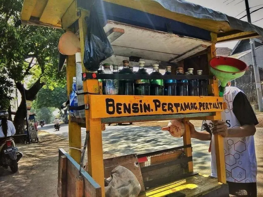 Gagal Paham sama 11 Tulisan Lapak Bensin Eceran ini. Sengaja Dipelesetin biar Kocak atau Gimana sih? 16