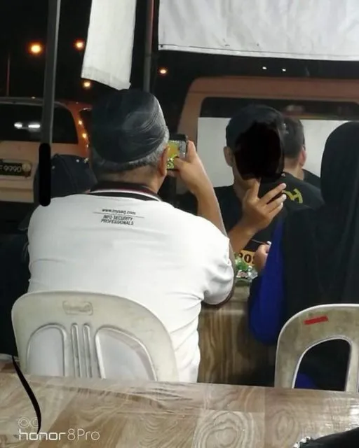 11 Kelakuan Kocak Bapak-Bapak Kalau Lagi Nongkrong Bareng. Kita Nggak Bakal Paham deh :( 22