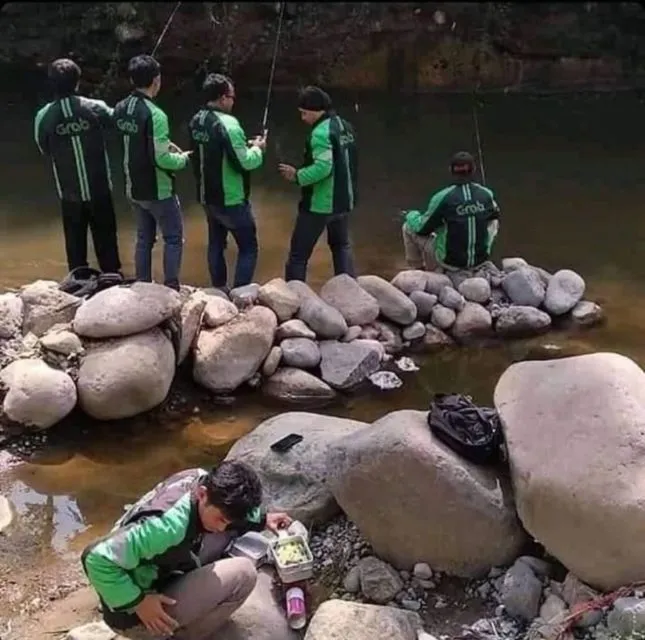 11 Kelakuan Kocak Bapak-Bapak Kalau Lagi Nongkrong Bareng. Kita Nggak Bakal Paham deh :( 20