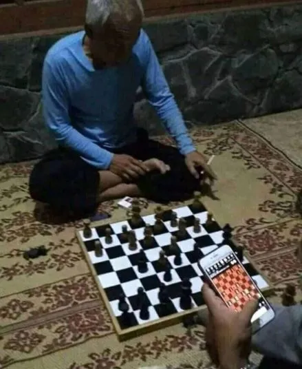11 Kelakuan Kocak Bapak-Bapak Kalau Lagi Nongkrong Bareng. Kita Nggak Bakal Paham deh :( 12