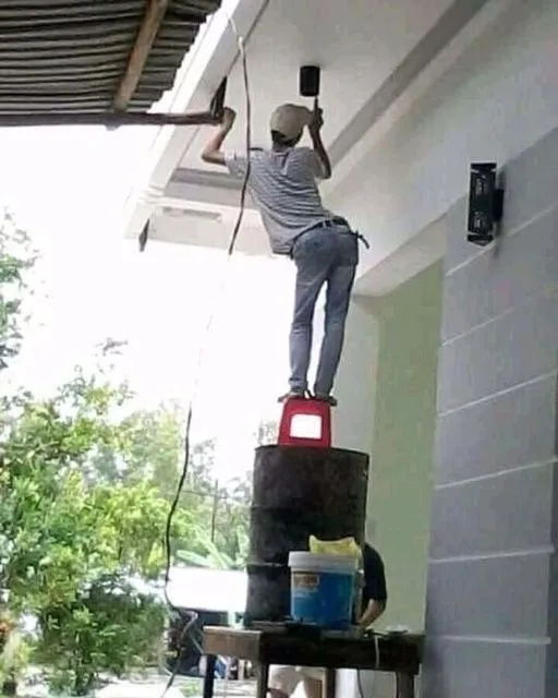 11 Kelakuan Kocak Orang Ngecat dalam Berbagai Gaya. Mereka Biasa Aja, Kita yang Lihat Deg-degan 13