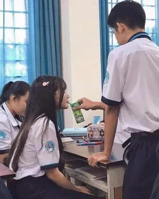 11 Momen Kocak Orang Pacaran yang Bikin Tersenyum Geli. Kamu Pernah Begini juga Nggak? :D 13