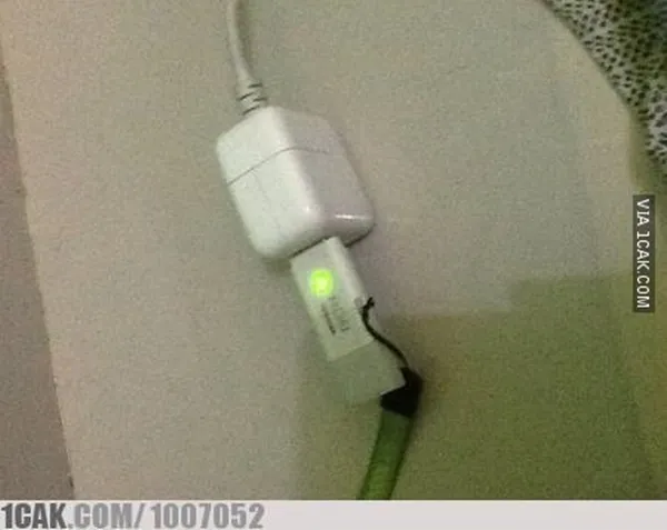 11 Kelakuan Absurd Orang Saat Gunakan Alat-Alat Elektronik. Jangan Asal Colok Gitu dong, ah~ 19