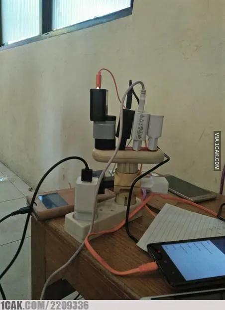 11 Kelakuan Absurd Orang Saat Gunakan Alat-Alat Elektronik. Jangan Asal Colok Gitu dong, ah~ 21