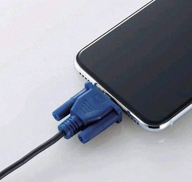11 Kelakuan Absurd Orang Saat Gunakan Alat-Alat Elektronik. Jangan Asal Colok Gitu dong, ah~ 12