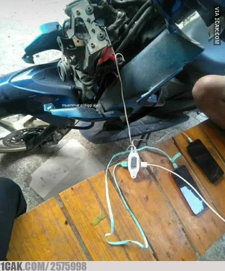 11 Kelakuan Absurd Orang Saat Gunakan Alat-Alat Elektronik. Jangan Asal Colok Gitu dong, ah~ 20