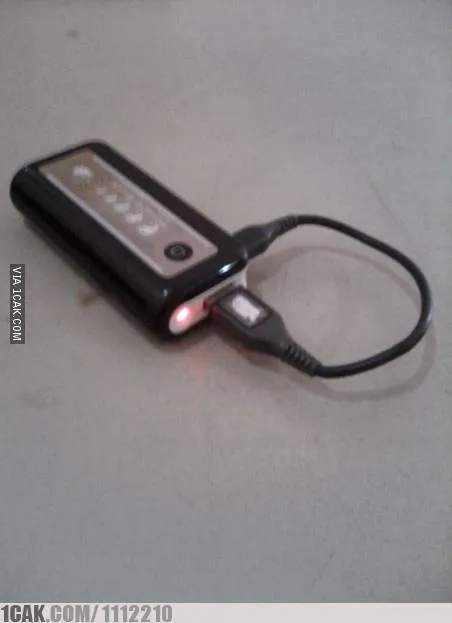 11 Kelakuan Absurd Orang Saat Gunakan Alat-Alat Elektronik. Jangan Asal Colok Gitu dong, ah~ 17