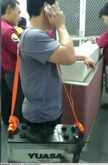 11 Kelakuan Absurd Orang Saat Gunakan Alat-Alat Elektronik. Jangan Asal Colok Gitu dong, ah~ 16
