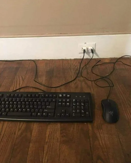 11 Kelakuan Absurd Orang Saat Gunakan Alat-Alat Elektronik. Jangan Asal Colok Gitu dong, ah~ 15