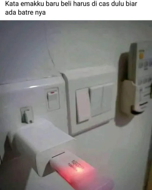 11 Kelakuan Absurd Orang Saat Gunakan Alat-Alat Elektronik. Jangan Asal Colok Gitu dong, ah~ 13