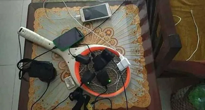 11 Kelakuan Absurd Orang Saat Gunakan Alat-Alat Elektronik. Jangan Asal Colok Gitu dong, ah~ 14