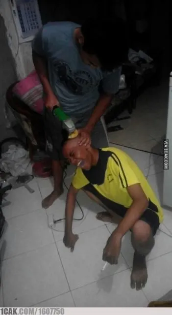 11 Momen Kocak yang Terjadi Saat Cukur Rambut. Ada-Ada Aja Kelakuan Tukang Cukur Zaman Sekarang 20