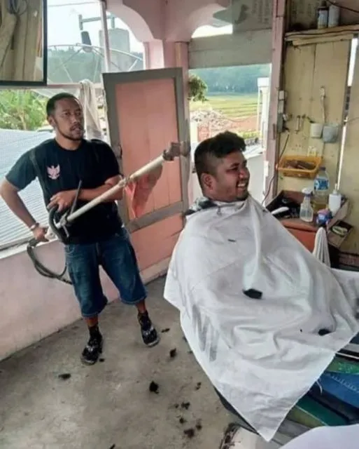 11 Momen Kocak yang Terjadi Saat Cukur Rambut. Ada-Ada Aja Kelakuan Tukang Cukur Zaman Sekarang 13