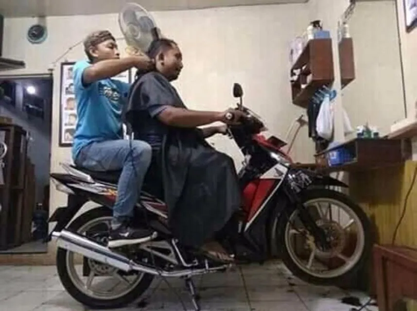 11 Momen Kocak yang Terjadi Saat Cukur Rambut. Ada-Ada Aja Kelakuan Tukang Cukur Zaman Sekarang 14