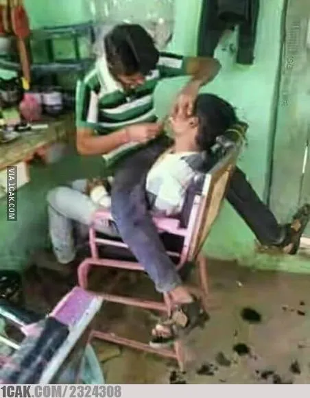 11 Momen Kocak yang Terjadi Saat Cukur Rambut. Ada-Ada Aja Kelakuan Tukang Cukur Zaman Sekarang 17