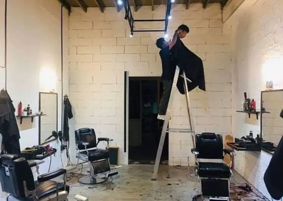 11 Momen Kocak yang Terjadi Saat Cukur Rambut. Ada-Ada Aja Kelakuan Tukang Cukur Zaman Sekarang 12