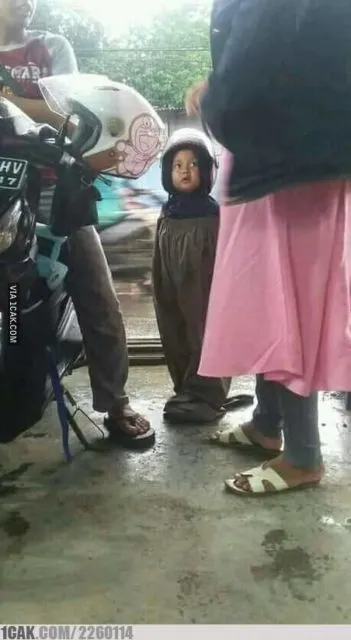 11 Jas Hujan Paling Aneh yang Pernah Ada. Terlindung dari Air sih, tapi Pasti Diketawain Orang :( 16
