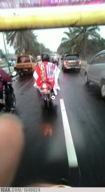11 Jas Hujan Paling Aneh yang Pernah Ada. Terlindung dari Air sih, tapi Pasti Diketawain Orang :( 13