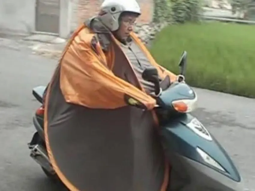 11 Jas Hujan Paling Aneh yang Pernah Ada. Terlindung dari Air sih, tapi Pasti Diketawain Orang :( 15
