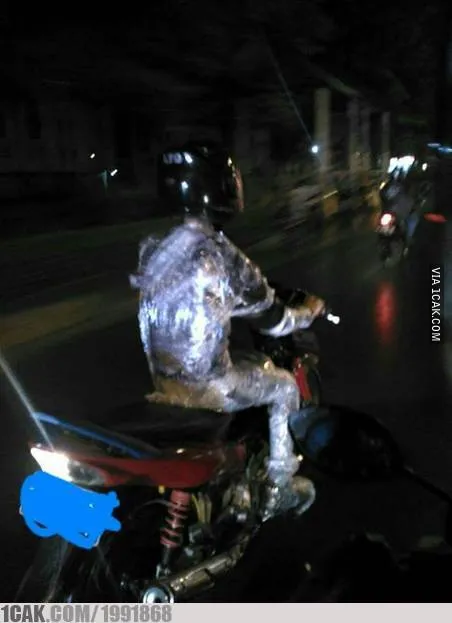 11 Jas Hujan Paling Aneh yang Pernah Ada. Terlindung dari Air sih, tapi Pasti Diketawain Orang :( 21