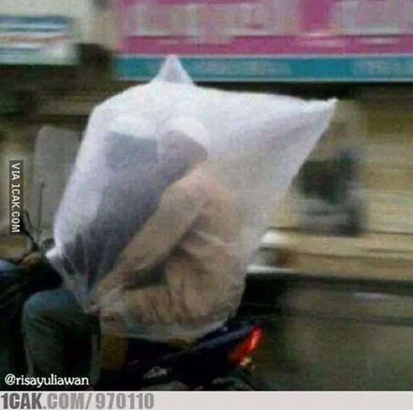 11 Jas Hujan Paling Aneh yang Pernah Ada. Terlindung dari Air sih, tapi Pasti Diketawain Orang :( 12