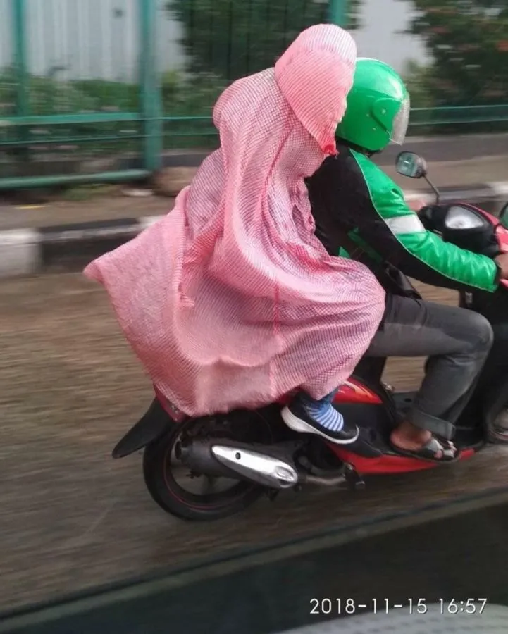 11 Jas Hujan Paling Aneh yang Pernah Ada. Terlindung dari Air sih, tapi Pasti Diketawain Orang :( 18
