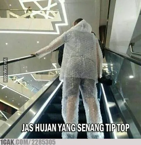 11 Jas Hujan Paling Aneh yang Pernah Ada. Terlindung dari Air sih, tapi Pasti Diketawain Orang :( 20