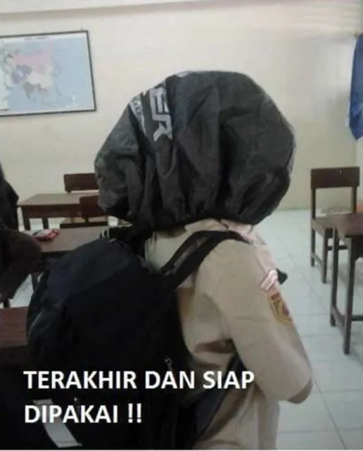 11 Jas Hujan Paling Aneh yang Pernah Ada. Terlindung dari Air sih, tapi Pasti Diketawain Orang :( 14