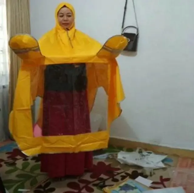 11 Jas Hujan Paling Aneh yang Pernah Ada. Terlindung dari Air sih, tapi Pasti Diketawain Orang :( 17