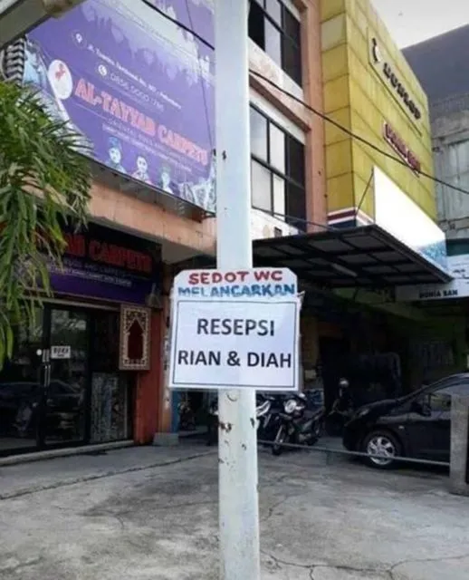 Beginilah Jadinya Kalau Pamflet Iklan Sedot WC Ditempelin Nggak pada Tempatnya. Kacau Bener! 20