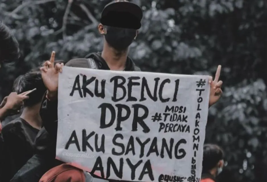 4 Alasan Kita Perlu Maklumi Kelakuan dan Konten Receh Mahasiswa Saat Demo. Fokus ke Isunya Aja deh! 4