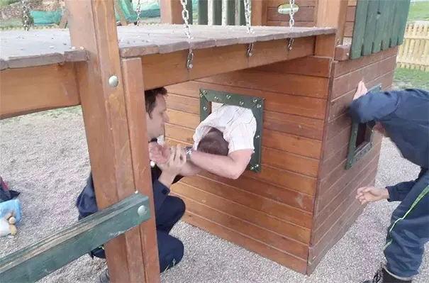 11 Azab Nyata bagi Orang Dewasa yang Mainin Wahana Anak-Anak. Udah Dibilang buat Bocil, Ngeyel sih! 20
