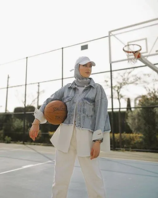 9 Cara Tampil Sporty Kalau Bosan Sama Gaya Feminin; Tetap Sederhana Walau Kelihatan Beda! 15
