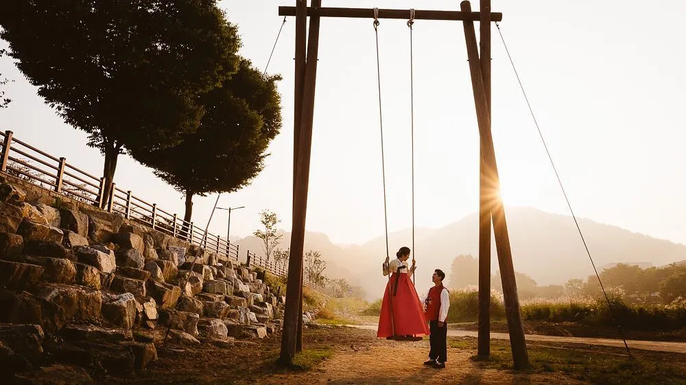 8 Ide Pre-wedding ala Korea di Alam Terbuka. Romantisnya Berpose Cantik di Taman Bunga! 12