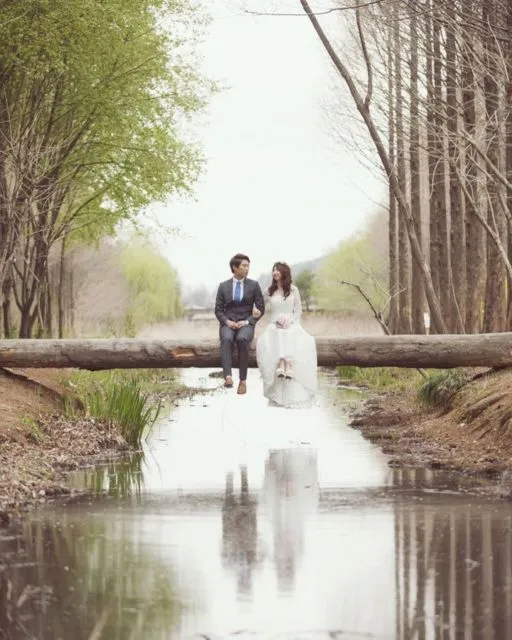8 Ide Pre-wedding ala Korea di Alam Terbuka. Romantisnya Berpose Cantik di Taman Bunga! 11