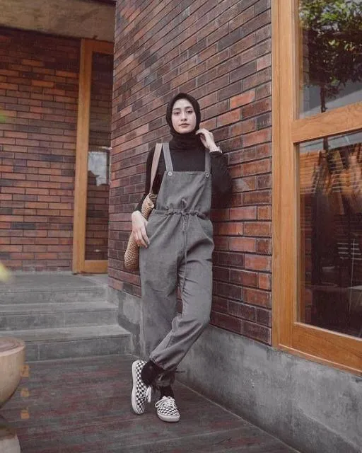 9 Cara Tampil Sporty Kalau Bosan Sama Gaya Feminin; Tetap Sederhana Walau Kelihatan Beda! 13