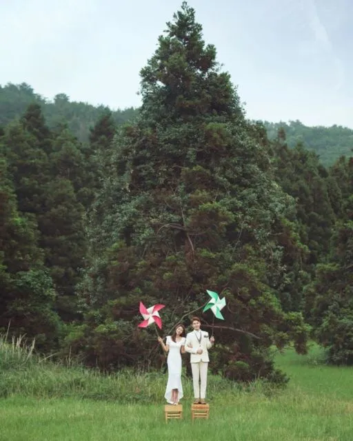 8 Ide Pre-wedding ala Korea di Alam Terbuka. Romantisnya Berpose Cantik di Taman Bunga! 9