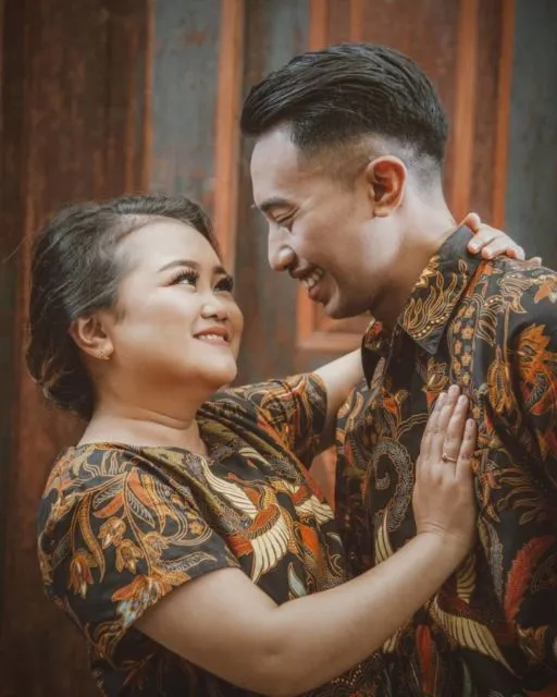 9 Ide Foto Prewedding dalam Setelan Batik. Jauh dari Kesan Kaku, Justru Terlihat Lebih Estetik! 17