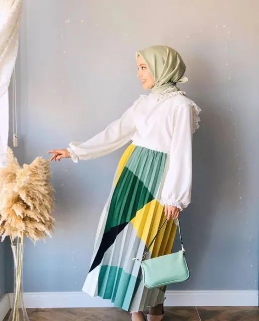 9 Referensi Motif Gamis Buatmu yang Suka Tampil Feminin; Nggak Melulu Bunga-Bunga! 16