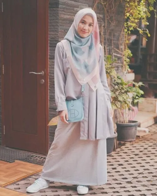 9 Potret Hijabers yang Santun Banget Pakai Tunik dan Rok. Kombinasi yang Sempurna! 14