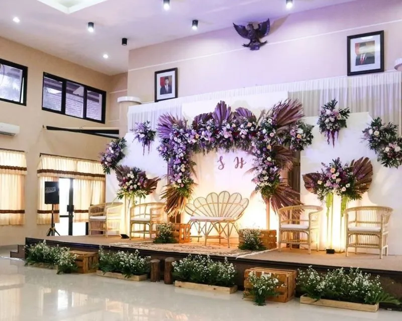 8 Ide Dekorasi Pelaminan Nuansa Ungu. Manis, Elegan dan Banyak Banget Penggemarnya! 9