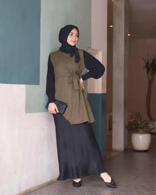 9 Potret Hijabers yang Santun Banget Pakai Tunik dan Rok. Kombinasi yang Sempurna! 11