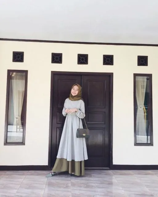 9 Potret Hijabers yang Santun Banget Pakai Tunik dan Rok. Kombinasi yang Sempurna! 16