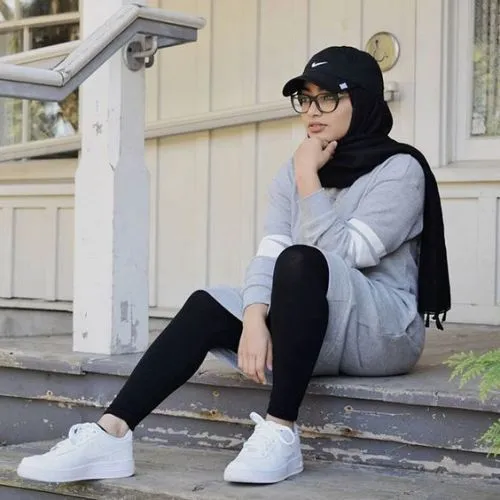 9 Cara Tampil Sporty Kalau Bosan Sama Gaya Feminin; Tetap Sederhana Walau Kelihatan Beda! 16