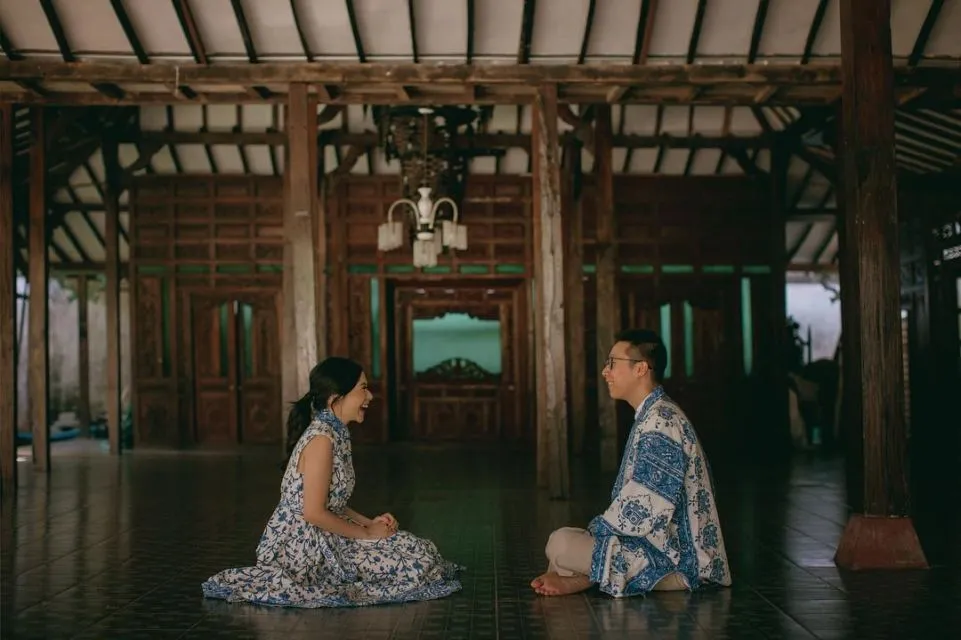 9 Ide Foto Prewedding dalam Setelan Batik. Jauh dari Kesan Kaku, Justru Terlihat Lebih Estetik! 15
