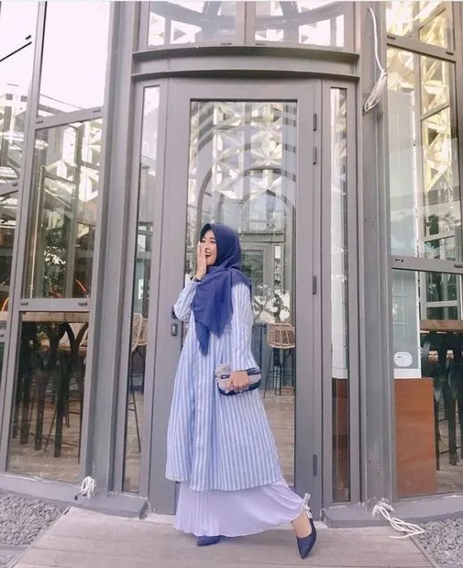 9 Potret Hijabers yang Santun Banget Pakai Tunik dan Rok. Kombinasi yang Sempurna! 15